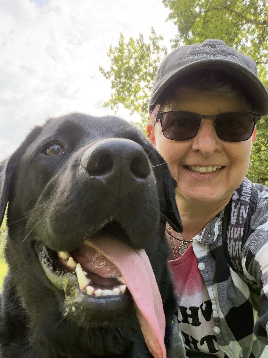 Pottpic-Fotografin Moni mit ihrem schwarzen Labrador Luke